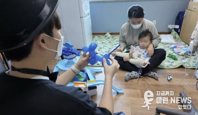 마술동아리 마피아가 소아병원 어린이를 대상으로 마술쇼를 펼치고 있다.