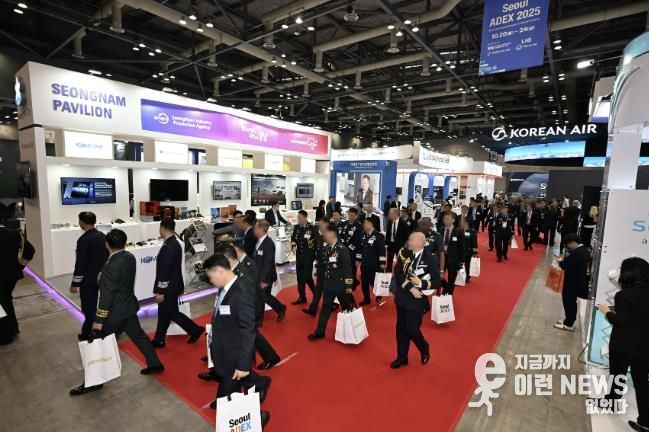 관람객들이 ‘서울국제항공우주 및 방위산업전시회(이하 ADEX)’에 설치된 성남시 기업공동관을 둘러보고 있다