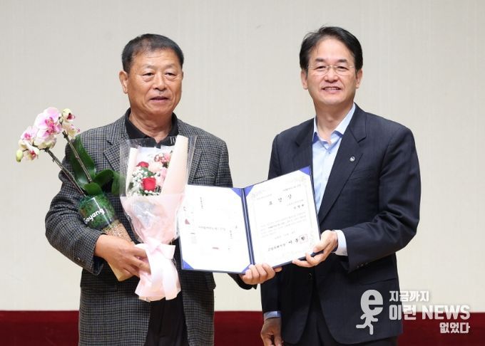 고양시 문화예술진흥 유공자 표창 기념촬영_이동환 고양시장(오른쪽), 고양들소리보존회 안명회님(왼쪽)