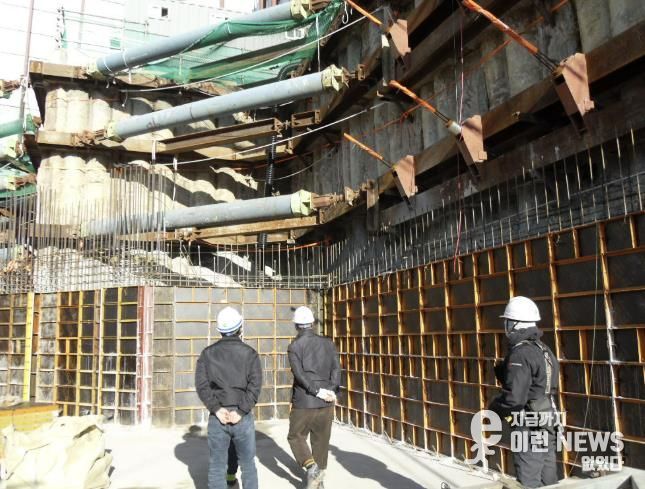안전관리자문단이 6일 공사 현장을 돌아보며 안전관리 실태를 점검하고 있다.
