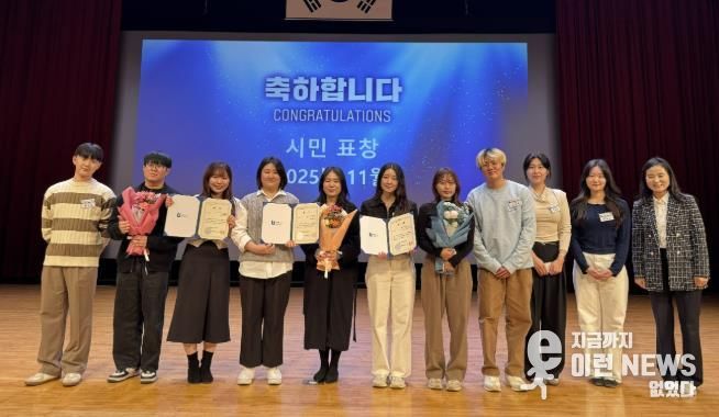 혁신나래연구단 우수과제 수상 팀이 수상 후, 기념사진을 촬영하고 있다.