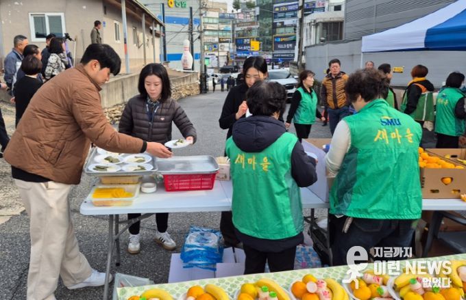 경상원이 남양주 퇴계원먹자골목상점가에서 지역 어르신들에게 짜장면 300그릇을 대접했다.