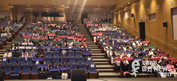 지난 7일 광명평생학습원과 광명극장 일대에서 열린 ‘2025년 광명시 장애인 평생학습 성과공유회’ 참석자들이 기념사진을 촬영하고 있다.