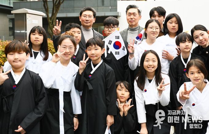 8일 수지구청에서 이상일 시장이 뮤지컬 ’13살 소녀의 이야기‘ 출연자들과 기념 사진을 촬영하고 있다