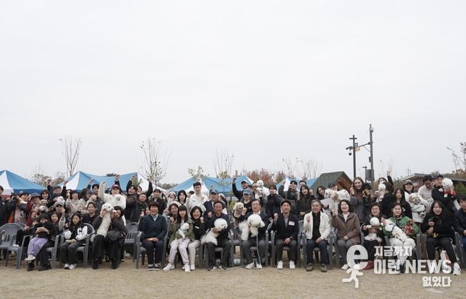 8일 미사아일랜드 펫존에서 열린 ‘2025 하남시 반려동물 문화축제’에서 반려인과 반려견들이 기념촬영을 하고 있다.