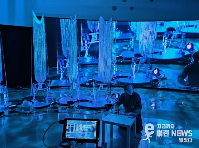 권병준 작가가 프리뷰 퍼포먼스를 진행하고 있다.