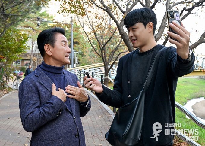 김동근 시장이 11월 6일 ‘민생속으로’의 일환으로 시민 크리에이터 홍상원 씨와 소통하고 있다.