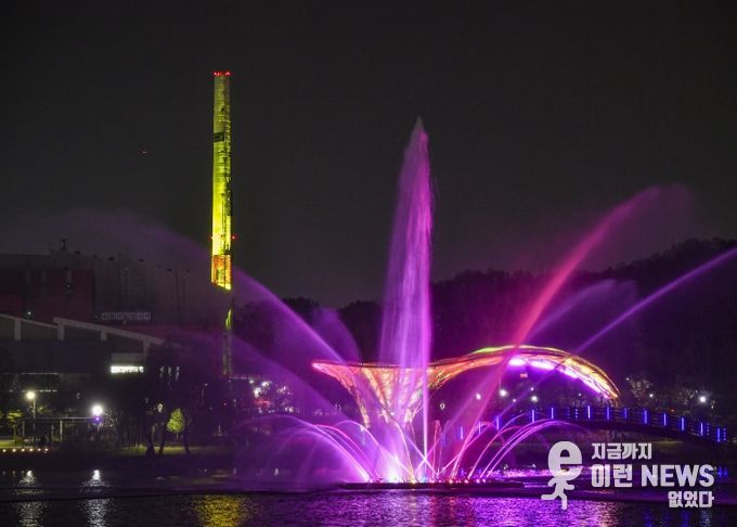 김포시가 도시재생 및 야간정책에 선도적으로 나서고 있다. 올해 6월 산업시설 넘어 공공예술작품으로 재탄생한 김포한강자원화센터굴뚝에서 개최된 야외공연 사진