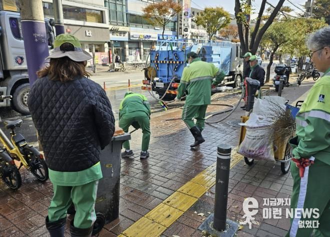 수원시 팔달구 우만2동, 아주대 일대 인도 물청소 실시
