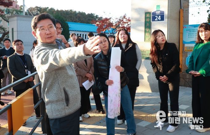 이상일 용인특례시장이 14일 포곡초등학교에서 학부모들과 만나 학생들의 안전을 위한 방안을 논의했다.