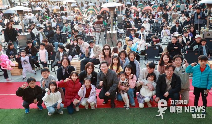 이상일 용인특례시장이 15일 용인포은아트홀 문화광장에서 열린 ‘2025 어텀라운지 페스티벌’에 참석해 시민과 소통의 시간을 갖고 있다