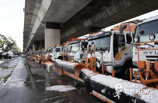 성남 수정구 수질복원센터 하적장에 대기 중인 제설 차량들