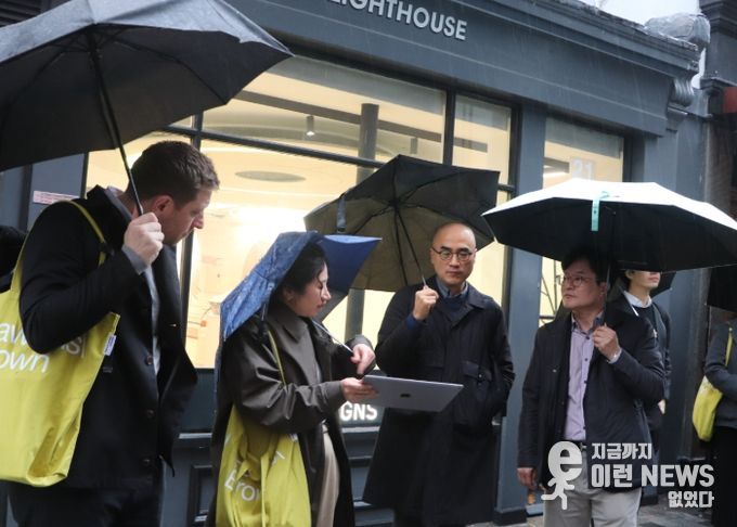 김병수 시장이 런던의 대표적 문화예술거리인 소호거리를 찾아 도시재생 성공 비결과 특징을 살피고 있다.