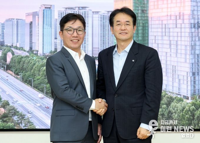 (오른쪽)이동환 고양특례시장과 김유원 네이버클라우드 대표이사