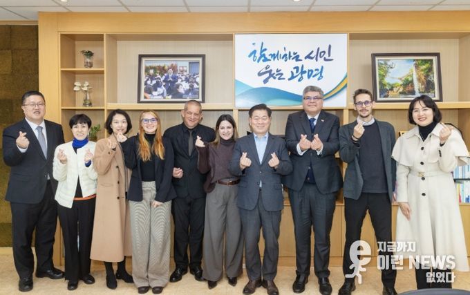 박승원 광명시장(사진 왼쪽 일곱 번째)이 17일 사회적경제·공정무역 분야의 교류 확대를 위해 광명시를 방문한 코스타리카 대사관과 코스타리카 커피연구소(ICAFE) 관계자와 차담회를 진행하고 기념사진을 촬영하고 있다. 사진 왼쪽 다섯 번째 마빈 로하스 커피연구소 이사, 여섯 번째 마리오 호세 카스티요 부총괄이사, 여덟 번째 호르헤 발레리오 주한 코스타리카 대사.