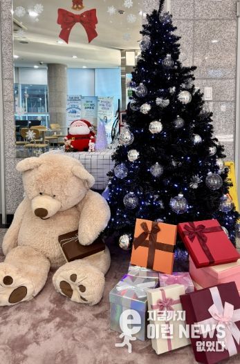 광명시 철산3동 행정복지센터는 연말연시를 맞아 주민들이 따뜻하고 희망찬 분위기 속에서 민원 서비스를 이용할 수 있도록 청사 내·외부에 크리스마스 장식을 설치했다고 19일 밝혔다.