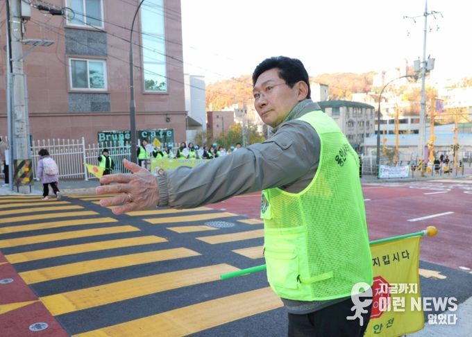 19일 교동초 앞에서 이상일 시장이 교통지도 봉사를 하고 있다
