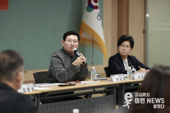 이상일 용인특례시장이 19일 기흥구청 다목적홀에서 ‘입주대표의회의 소통콘서트’를 열고 시민과 현안에 대해 이야기를 나누고 있다.