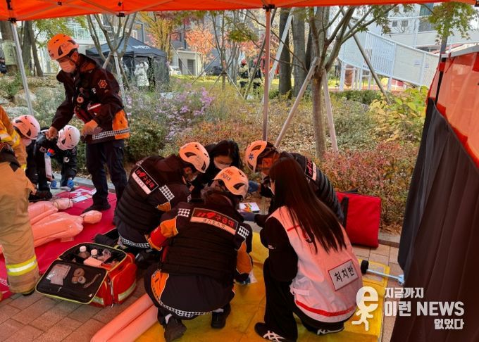 지난 19일 트리우스광명(광명시 광이로 95)에서 '대형화재 재난상황 대응 및 다수사상자 구급대응 합동훈련'이 진행되고 있다.