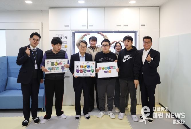 20일 오전 김동연 경기도지사가 파주 최중증 발달장애인통합돌봄센터 1호점을 방문해 최중증 발달장애인 낮 활동 참여 및 소통을 마치고 기념촬영을 하고있다.