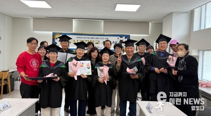 11월 20일 하남시치매안심센터 ‘두뇌건강학교’ 수료식에서 프로그램에 참여한 치매 어르신과 가족 등이 기념촬영을 하고 있다.