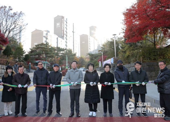 19일 교동마을 현대홈타운 정문에서 이상일 시장과 시 관계자, 입주민들이 진출입로 준공 기념 테이프커팅을 하고 있다