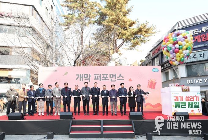 22일 오전 의정부제일시장에서 열린 2025년 하반기 경기 살리기 통큰 세일 개막식에서 김동연 경기도지사가 참석자들과 기념촬영을 하고있다.