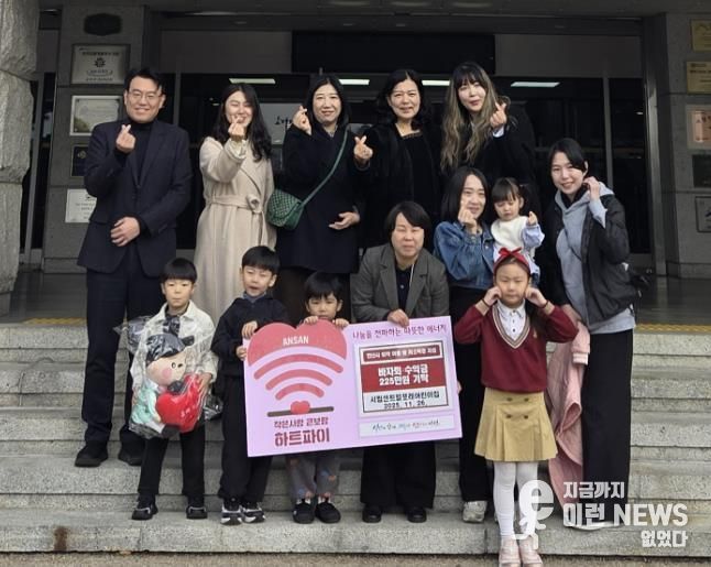 두현지 여성보육과장(맨 앞줄 왼쪽 네번째)이 26일 시립센트럴포레어린이집 아동 및 학부모들로부터 바자회를 통해 모금한 수익금을 기탁받고 함께 기념촬영을 하고 있다.