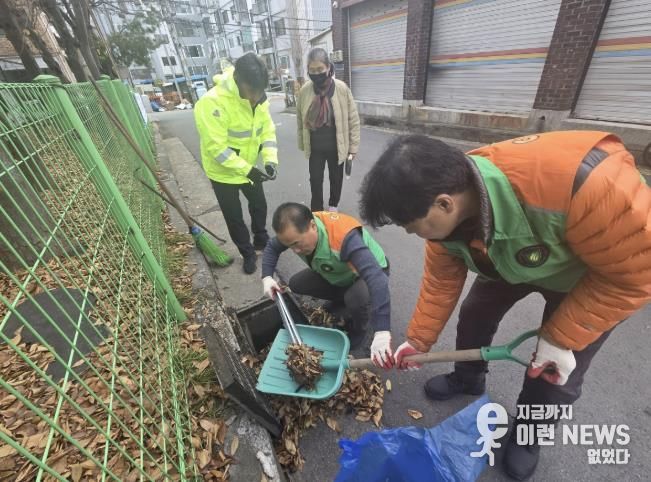동두천시 보산동 지역자율방재단, 관내 취약지 낙엽 수거 활동 전개