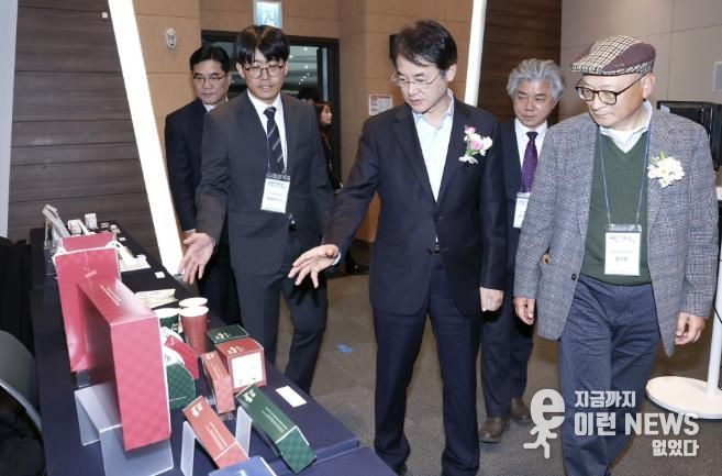 이동환 고양특례시장이‘2025 인쇄기술경진대회’수상 작품을 살펴보고 있다.