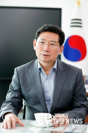 이상일 용인특례시장은 지난 8월 13일 구윤철 기획재정부 장관에게 서한문을 보내 '용인 첨단시스템반도체 클러스터 국가산업단지'에 토지를 수용당한 이주민을 위한 지원책 마련을 건의했다