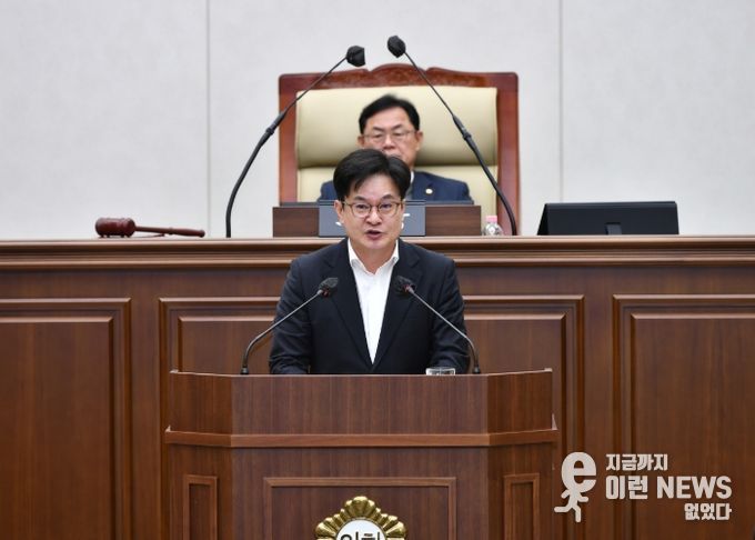 김병수 시장이 1일 김포시의회 제264회 임시회에서 2026년도 시정 및 운용 방향에 대한 시정연설을 하고 있다.