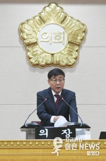 윤창철 의장이 제383회 정례회 제1차 본회의를 주재하고 있다.