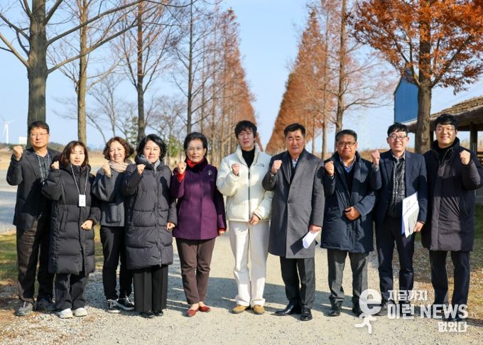 안산시의회 문화복지위원회가 지난 2일 대부바다향기테마파크를 방문해 현장활동을 벌이고 있는 모습.