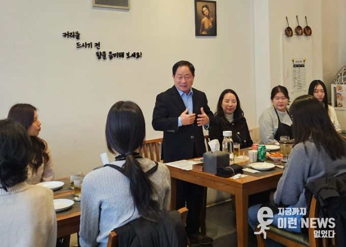 12월 1일 신규공직자들과 소통하며 응원의 메시지를 전달하는 주광덕 시장