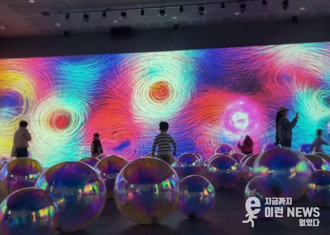 김포시가 오는 31일까지 김포미디어아트센터에서 <물 위의 세계>를 통해 김포의 포구를 조명하고 있다.