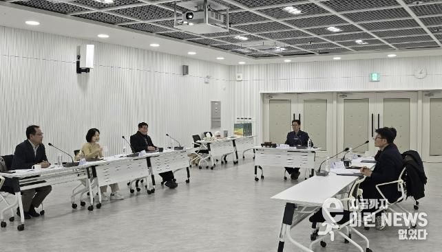 수원시가 ‘2025년 수원시 수목원 운영자문위원회 회의’를 열고 있다.