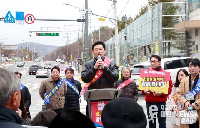 이상일 용인특례시장은 6일 오전 수지구 성복동 일대에서 수지연대 주관으로 열린 ‘경기남부광역철도 조기 착공 촉구 걷기대회’에 참석했다.