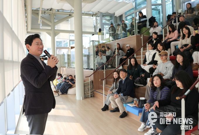 이상일 용인특례시장이 7일 SERI PAK with 용인에서 열린 박세리 전 감독의 토크콘서트에 참석해 인사말을 하고 있다.