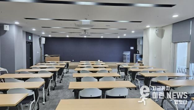 성남시 혁신지원센터 내 회의실 브릿지룸 모습
