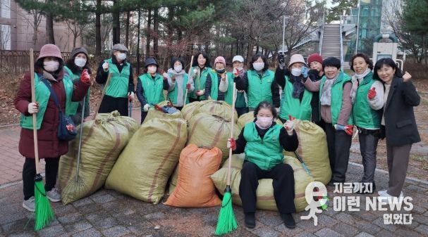 광명시 소하1동 새마을지도자협의회와 새마을부녀회는 지난 8일 주민의 안전과 쾌적한 보행 환경 조성을 위해 구름산초등학교 후문과 운산고등학교 등교길 일대에서 환경정화 활동을 진행했다.