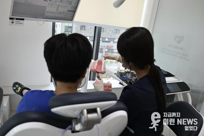 '치과주치의' 성남시 초교 4학년생이 올바른 칫솔질에 관한 설명을 듣고 있다