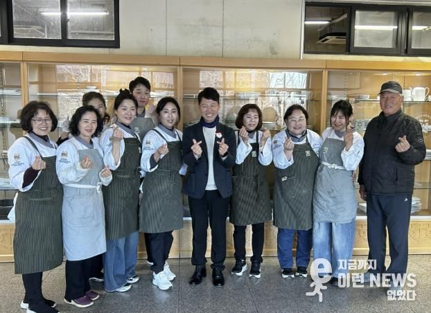 수원과학대학교 남방애동아리가 9일 저소득층을 위한 반찬나눔 봉사활동을 하고 기념 촬영을 하고 있다