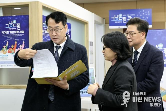 정명근 화성특례시장이 나래울마켓 내 먹거리기본코너 현장을 점검 하고 있다