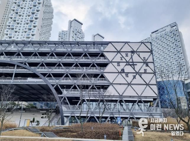 동탄호수공원 주차타워 벽시계(주간)