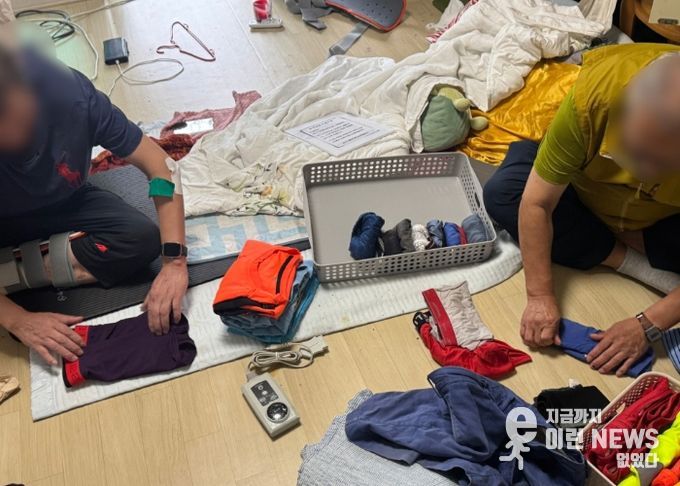 옷을 개고 있는 정리수납 봉사단