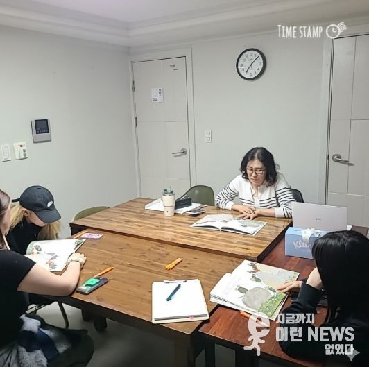 청소년들이 청소년쉼터 독서 심리 프로그램 수업을 듣고 있다.