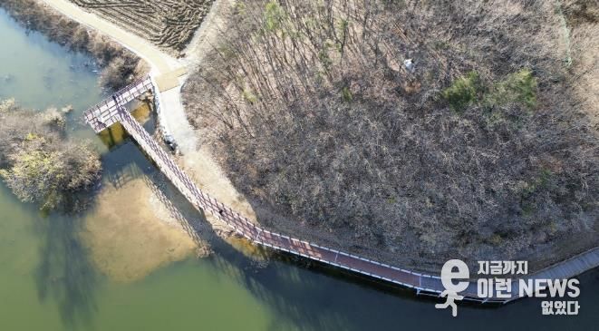 용인특례시가 처인구 이동읍에 있는 이동저수지 둘레길 단절 구간 연결공사를 마무리했다.