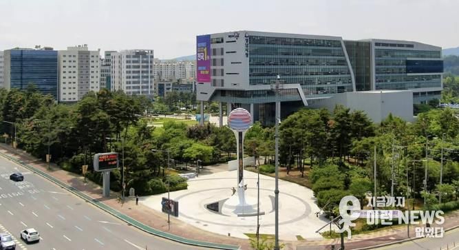 현충탑이 보이는 성남시 중원구 여수동 시청 전경(여수·성남대로 교차로 쪽)
