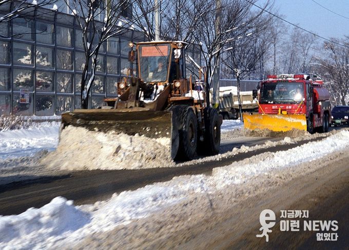 참고사진: 도로 제설 모습